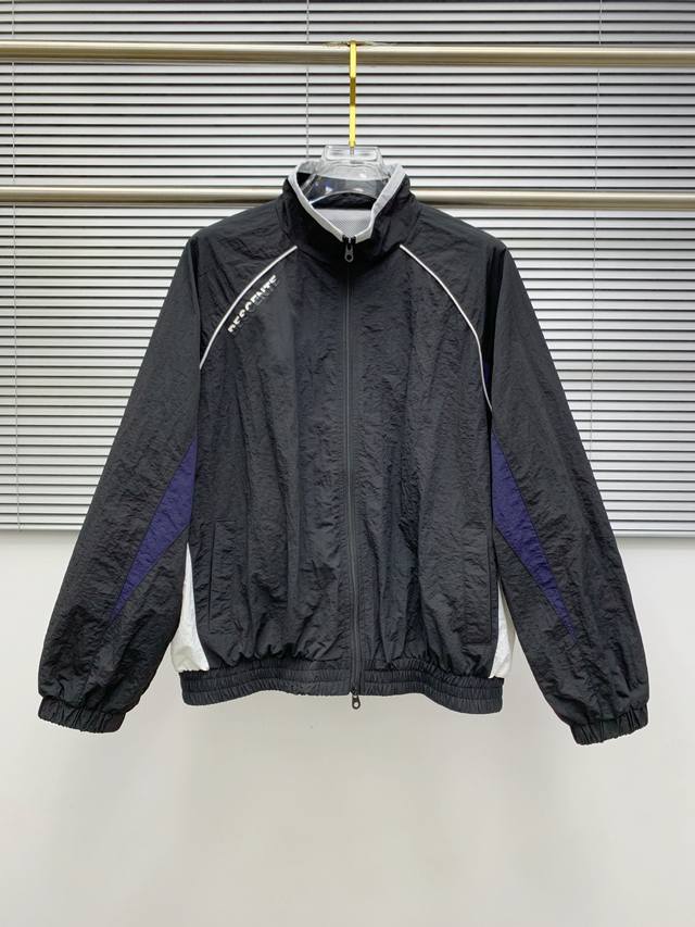 p440迪桑特外套新品 爆款 2025春夏新款爆款专柜新款休闲时尚夹克 超前卫设计风格 细腻舒适 穿着非常轻便不易起皱。多重重工艺 整体的设计颇具视觉感，上身休