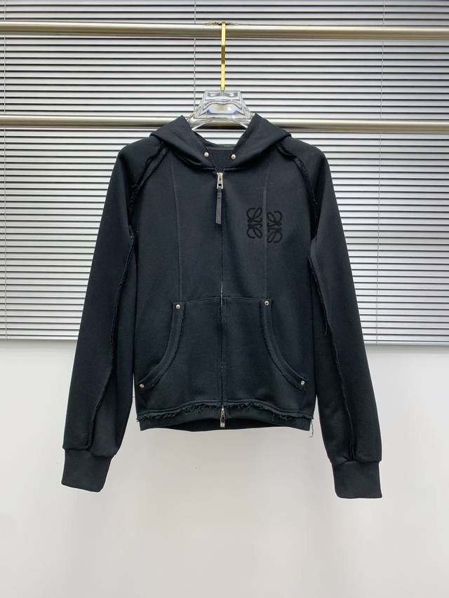 p420罗意家外套新品 爆款 2025春夏新款爆款专柜新款休闲时尚夹克 超前卫设计风格 细腻舒适 穿着非常轻便不易起皱。多重重工艺 整体的设计颇具视觉感，上身休