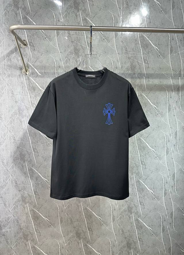 210 克罗家 2025春夏新款首发专柜最新款短袖圆领T恤 高端订制 设计前卫时尚！品牌Logo重工艺设计 高端定制面料.手感柔软.穿着舒适.专柜级别精致车线.
