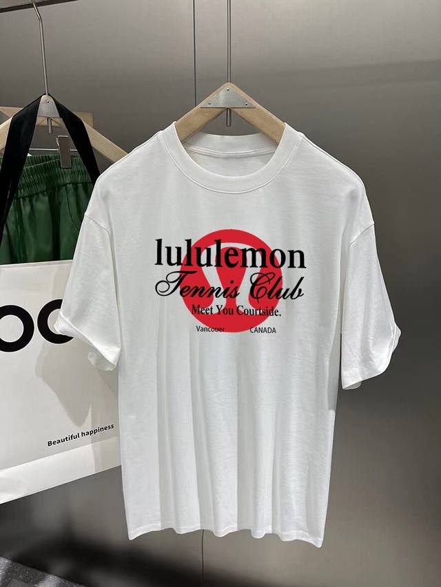 P170 Lululemon 新款字母印花双层重工短袖T桖 字母图案不管是T桖还是卫衣都是每年的爆款单品 前幅大面积印花采用大康丽数码印花机直喷 成本极高 经过