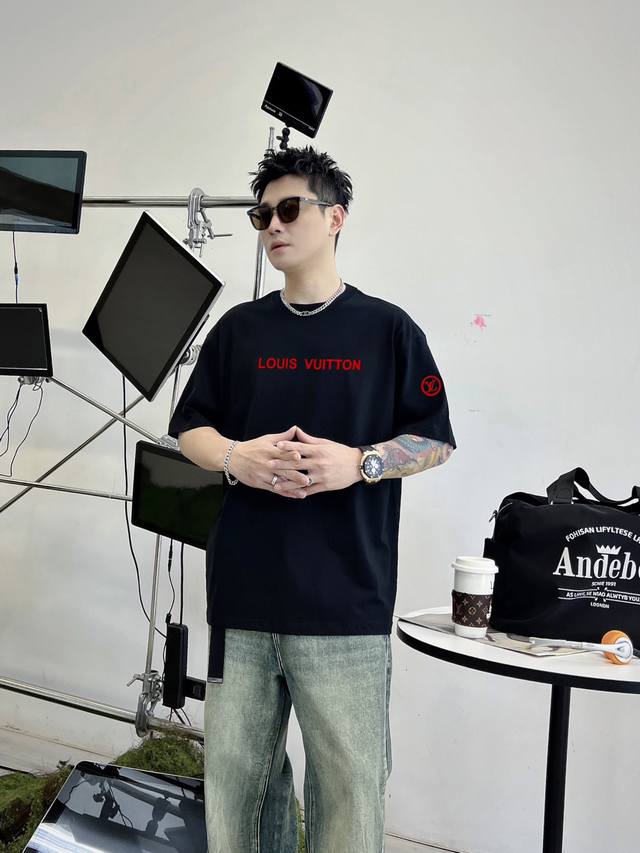 P170 路易威登 新款字母印花双层重工短袖T桖 字母图案不管是T桖还是卫衣都是每年的爆款单品 前幅大面积印花采用大康丽数码印花机直喷 成本极高 经过多次的调试