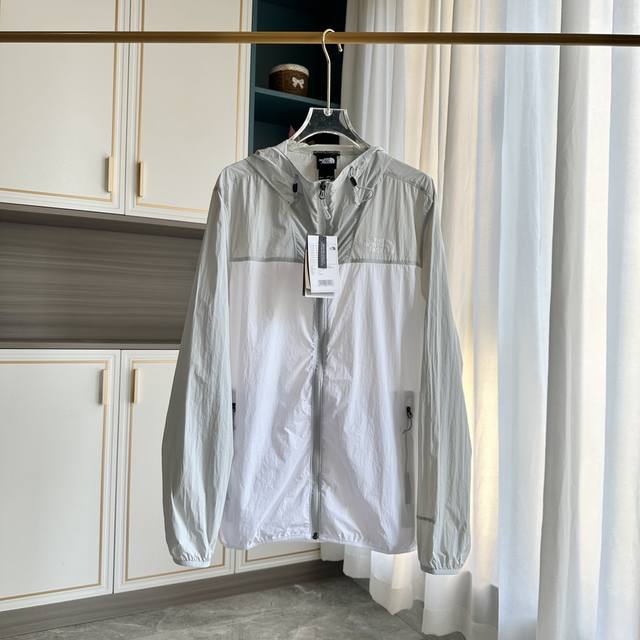P300 ｜北面防晒衣 户外运动薄款拼接皮肤衣 尺码：S M L Xl Xxl 配色：灰白 黑色 白色 浅灰 藏青 产品特性： 1.Dwr 防泼水面料通过后整理