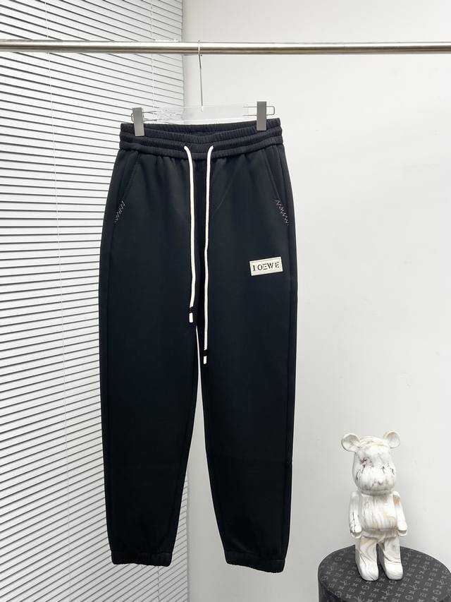 p210 Loewe 2025春季新款休闲裤！官网同步发售。品牌经典Logo休闲裤 ，定制面料，舒适度极好，手触感强烈。辨识度极高，完美品相工艺。 尺码：M-3