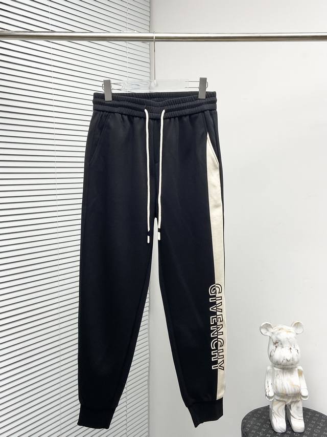 p210 Gvc 2025春季新款休闲裤！官网同步发售。品牌经典Logo休闲裤 ，定制面料，舒适度极好，手触感强烈。辨识度极高，完美品相工艺。 尺码：M-3Xl