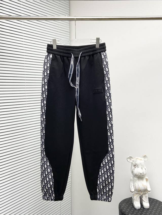 p210 Dior 2025春季新款休闲裤！官网同步发售。品牌经典Logo休闲裤 ，定制面料，舒适度极好，手触感强烈。辨识度极高，完美品相工艺。 尺码：M-3X