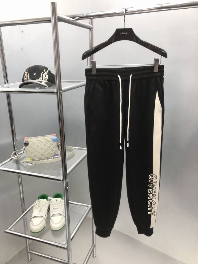 p210 2025春季新款休闲裤！官网同步发售。品牌经典Logo休闲裤 ，定制面料，舒适度极好，手触感强烈。辨识度极高，完美品相工艺。 尺码：M-3Xl