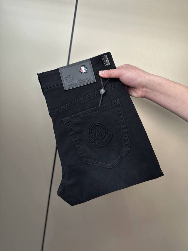 p200 蒙口 2025春夏高级时装感，超柔牛仔面料 , 洗水牛仔裤。 面料很特殊，超细精仿棉纱混纺，超柔舒适感。 具备牛仔随性感 ,休闲感 ,有轻松感 ,时尚