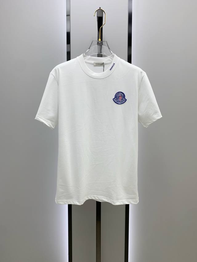 p210 高版本 蒙家2025新款经典圆领短袖，时尚百搭经典元素打造精致工艺专柜面料，顶级元素融合打造，经典短袖3标齐全，潮男时尚，无论是上身舒适度还是都是无可
