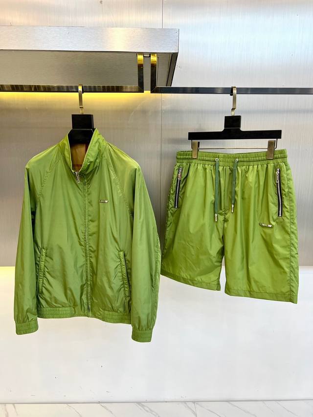 p490 一套 bur巴宝莉、2025Fw春夏男士立领设计夹克+配短裤套装，休闲日常穿搭单品！上身修饰身形、面料将时装美学和新都市商务休闲概念完美融合，不同风格