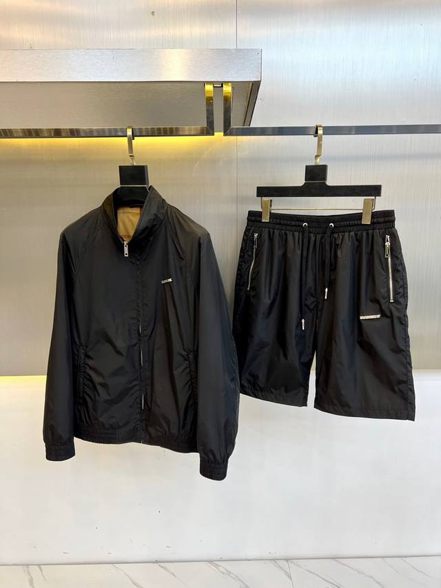 p490 一套！ bur巴宝莉、2025Fw春夏男士立领设计夹克+配短裤套装，休闲日常穿搭单品！上身修饰身形、面料将时装美学和新都市商务休闲概念完美融合，不同风