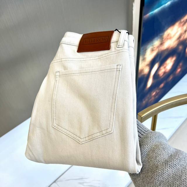 P260 vers范思哲、2025新品男士牛仔裤 面料弹性好。 重工艺设计。采用原色酵母水洗工艺 配专柜五金装饰 真皮皮牌 精致车线选用土耳其的棉花 生产出最有