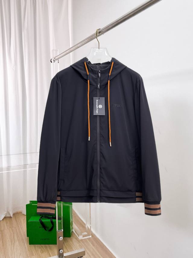 p420 杰尼亚 2025开春新款夹克外套，秀场新品品相非常完美，穿着舒适保暖，原单三标齐全 色泽饱满诱人，非常出彩的设计，轻松将时髦感进阶，做工极为考究严谨，