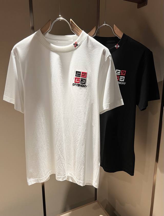 P250 Giv*Chy/纪*希2025春夏新款男女同款短袖T恤，主创时尚注入了全新时尚能量。通过探索各种题材和性感魅力，极具辨识度，引领全新街头时尚潮流。该款