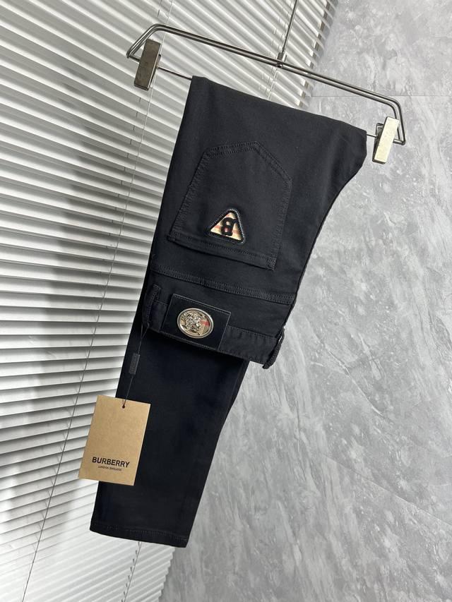 p200 巴宝莉 - 2025Ss蛇年春夏牛仔裤。原单1:1制作，日常必备的完美之选，简单大气亦时尚有型，定制进口丹宁面料 ，重工洗水工艺，做工复杂工艺精湛。轻