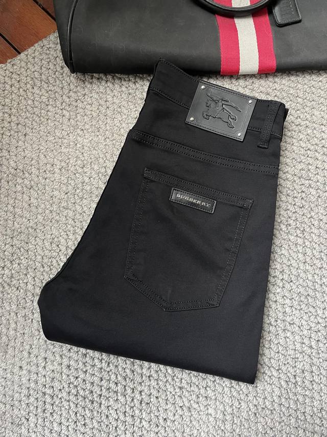 p200 巴宝莉 2025年春夏季最新品牛仔裤专柜热销款 品味与价值共享 身穿着非常舒适 低调不失奢华 穿出去非常有档次,裤型款式和裁剪亦无需多言 上身精致跃然