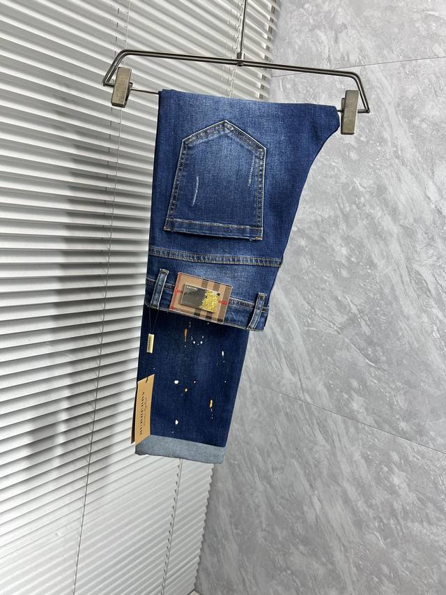p250 巴宝莉 男士丹宁牛仔裤，官宣画册海报穿搭款！ 客供高级进口的丹宁原色面料，特选日本冈山纯正13Oz 盎司牛仔布料，重磅环保植物酵素水洗工艺，肌理有着淡