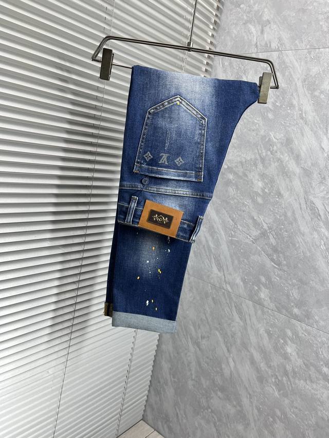 p250 lv 男士丹宁牛仔裤，官宣画册海报穿搭款！ 客供高级进口的丹宁原色面料，特选日本冈山纯正13Oz 盎司牛仔布料，重磅环保植物酵素水洗工艺，肌理有着淡淡