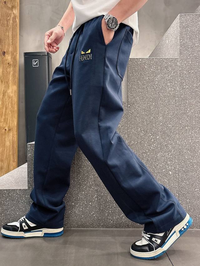 p270 Fd# 2025 春夏休闲裤子 美学的焕新诠释,演绎浓郁的格调型时尚风范,细节感和设计感强悍.经典品牌标识做为色彩搭配,演绎经典的品牌时尚,为整体造型