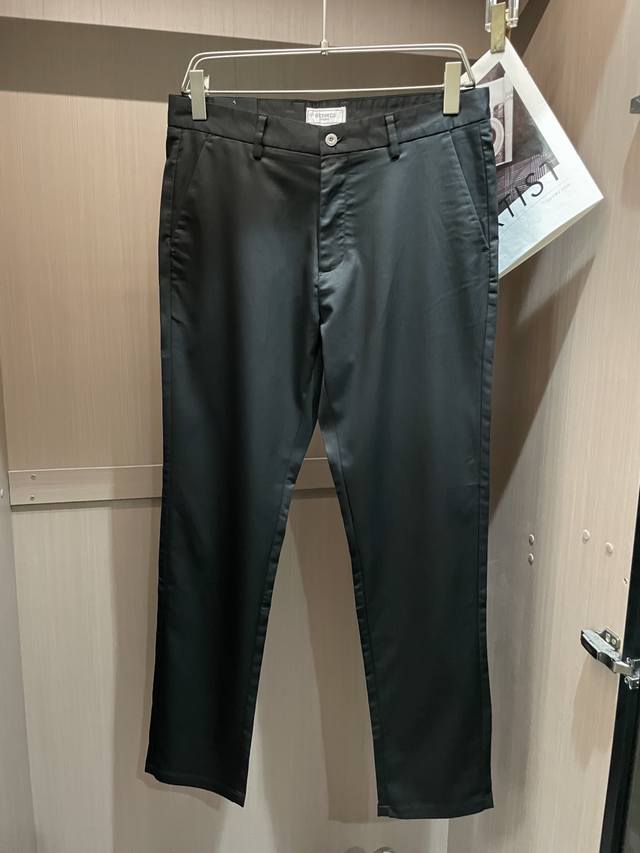 p270 爱仕 专柜新品同步上市。原单订制高品质时尚休闲西裤。超级百搭款。独家定制面料，手感细腻柔软，贴身舒适，上身超有型！原版定制专柜最新五金辅料。超靓版型、