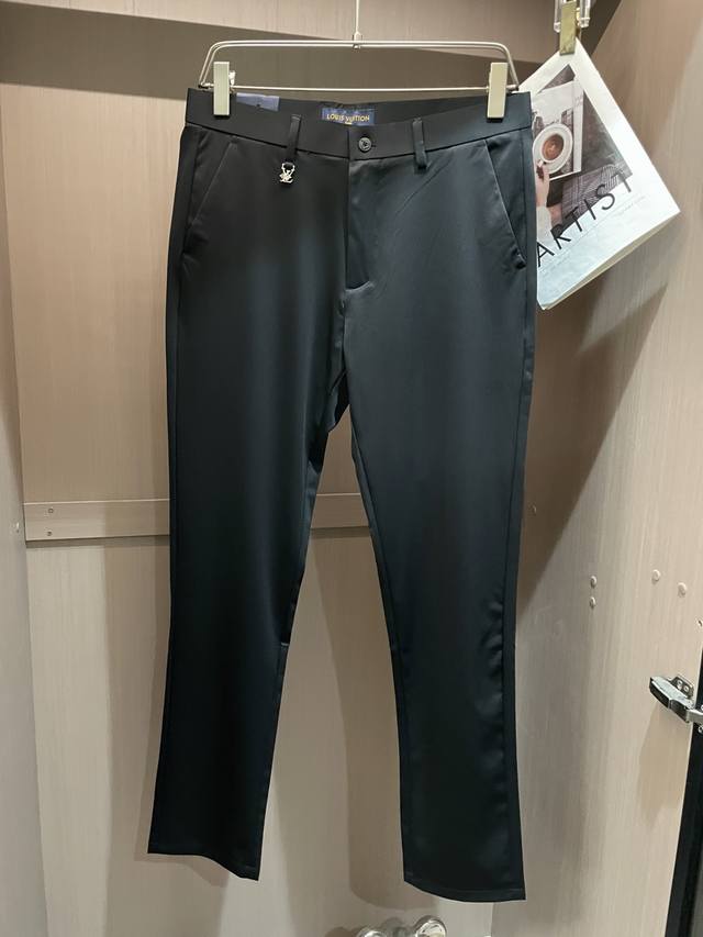 p270 lv 专柜新品同步上市。原单订制高品质时尚休闲西裤。超级百搭款。独家定制面料，手感细腻柔软，贴身舒适，上身超有型！原版定制专柜最新五金辅料。超靓版型、
