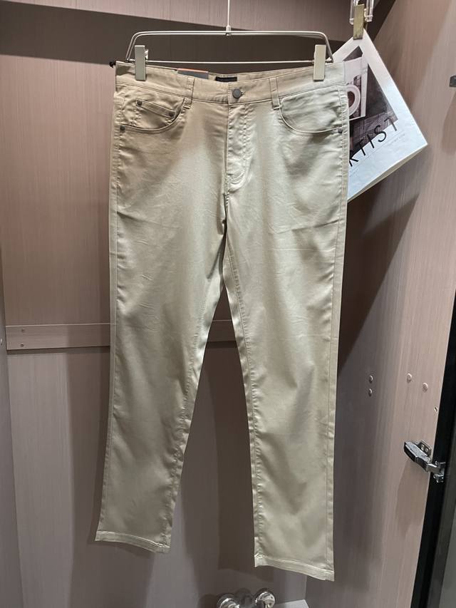 p270 杰尼亚 专柜新品同步上市。原单订制高品质时尚休闲西裤。超级百搭款。独家定制面料，手感细腻柔软，贴身舒适，上身超有型！原版定制专柜最新五金辅料。超靓版型