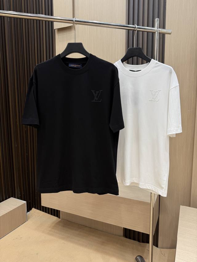 #Momo 放货价230 lv2025夏季最新品，专柜同步有售，原单狠货，时尚休闲圆领短袖T恤，采用进口原版面料，舒适透气，顶级印花工艺字母图案装饰Logo，上