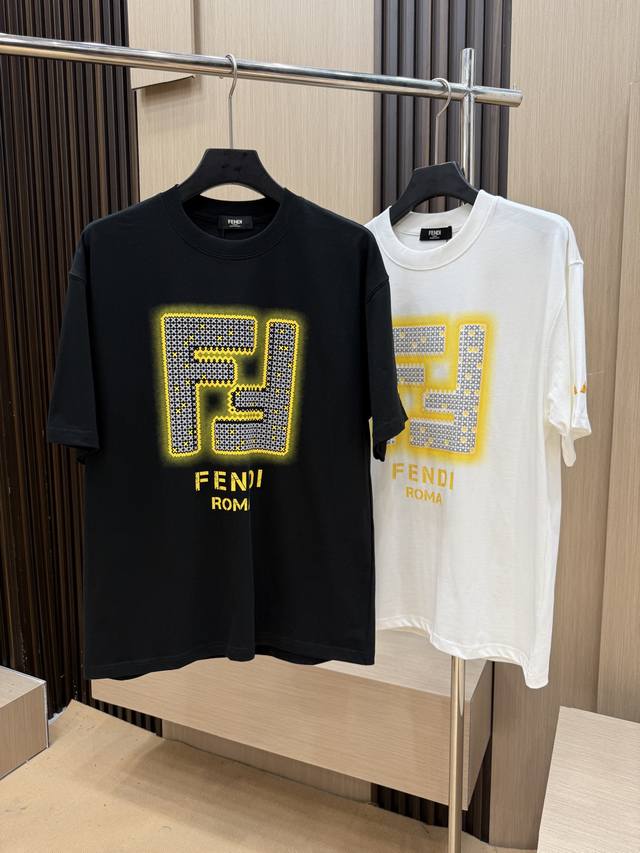 #Momo 放货价230 fd 2025夏季最新品，专柜同步有售，原单狠货，时尚休闲圆领短袖T恤，采用进口原版面料，舒适透气，顶级印花工艺字母图案装饰Logo，