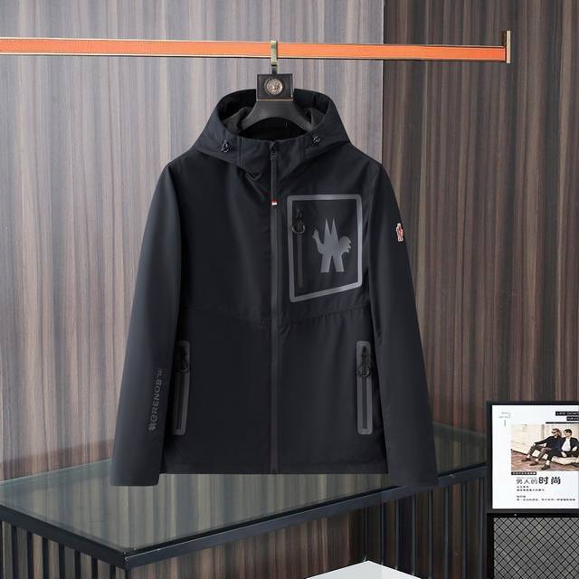 #Zhenp310 M*Ncier蒙口最新休闲男款连帽风衣，高品质原版设计和采料，精选双股斜纹防风透气的锦棉面料，柔和透气性强，新潮设置，极具时尚感和实用性，穿