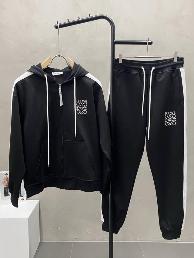 #Shangp460/套。Loewe罗意威独家专供新款专柜同款套装，透气舒适休闲！高级感满满！细节精致高档，做工无可挑剔！原版高端面料很显高级！面料挺括抗皱耐磨