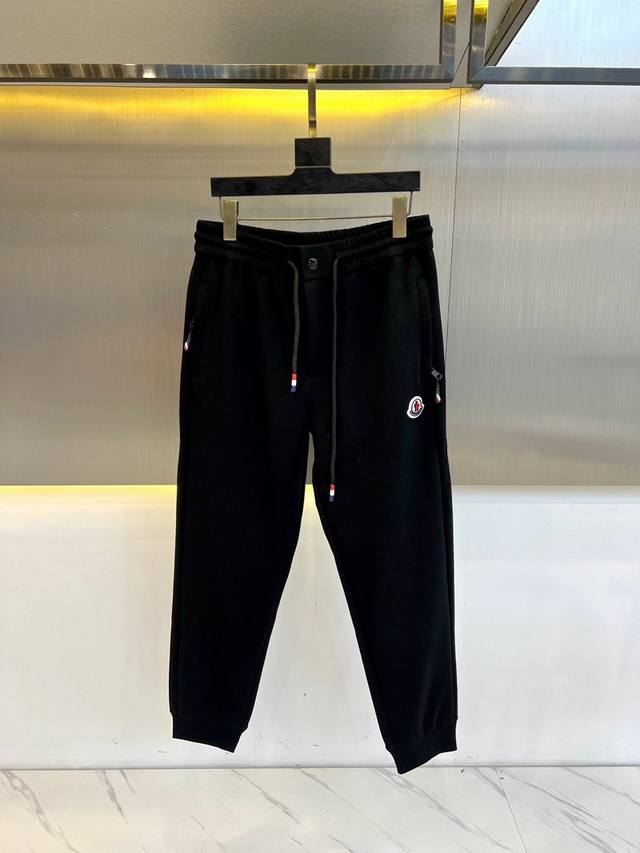 p250 mon蒙口、25S春夏新款休闲运动卫裤，一件百搭卫裤，简约又有腔调 整条休闲裤的设计风格简洁时尚，中克重棉质加厚运动裤，面料也很重磅100%纯棉成分的