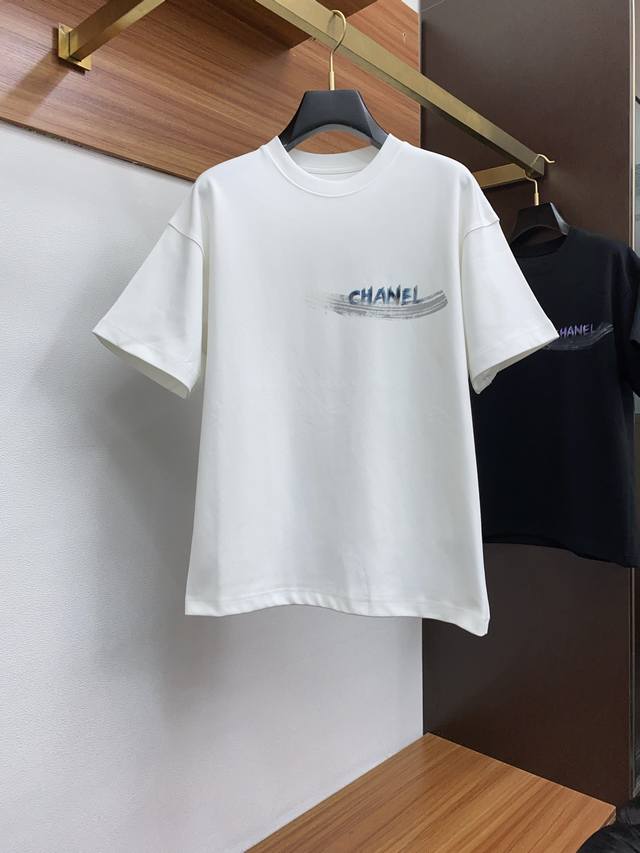 p230 香奈儿 Xs-L 阔版 2025春夏Aw新品，时尚休闲圆领短袖T恤，专柜同步有售，原单狠货，进口原版面料，工艺极度复杂，视觉相当雅致时髦，高贵而优雅，