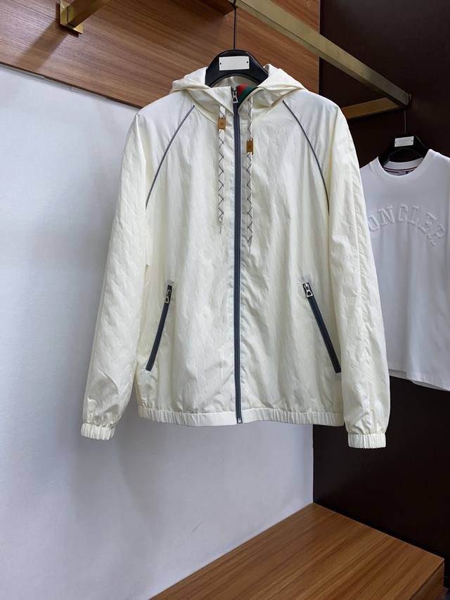 p490 爆款一直补单 古奇 24新品连帽夹克外套，时尚帅气，简约百搭款 定制原版面料 不仅挺括，胸口口袋设计装饰 保持潮流的廓形，又穿着舒适，纱织更细腻，码数