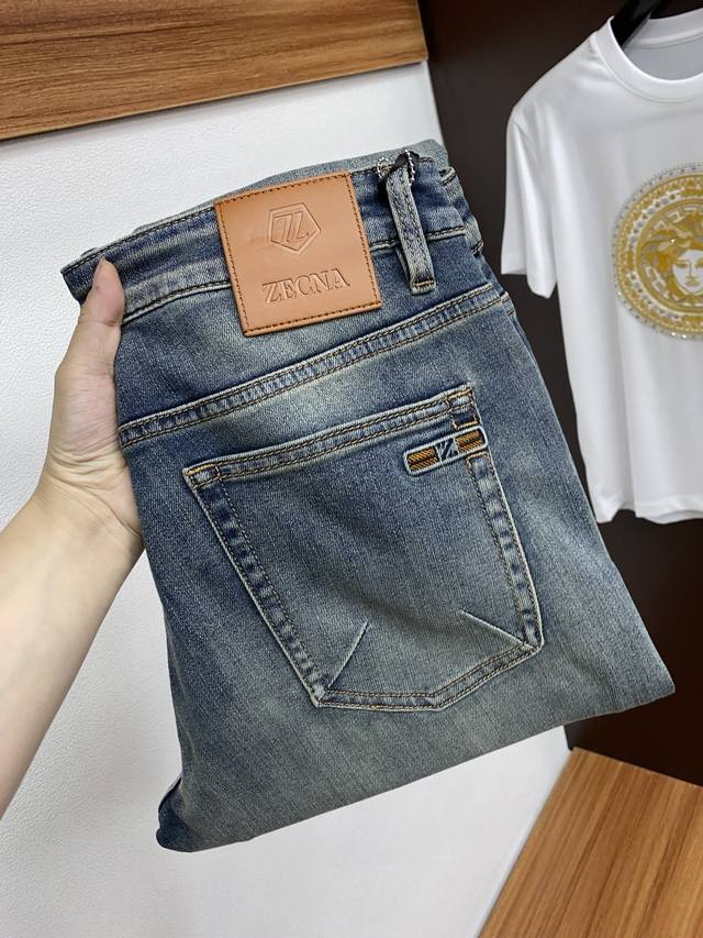 p250 杰尼亚 25春夏新品 修身原单男士水洗牛仔裤纯血统品 每季必出的类型，无需质疑的热卖王牌单品，符合四季最佳的搭配色号 整体的风格延续了Slp的基调，通