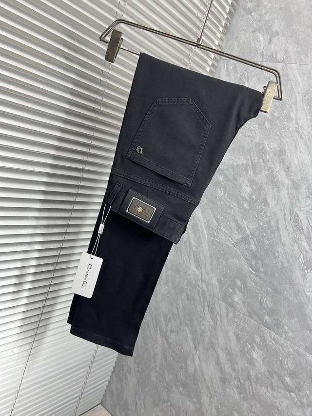 p200 dr 2025年春季最新品牛仔裤专柜热销款 品味与价值共享 身穿着非常舒适 低调不失奢华 穿出去非常有档次,裤型款式和裁剪亦无需多言 上身精致跃然.真