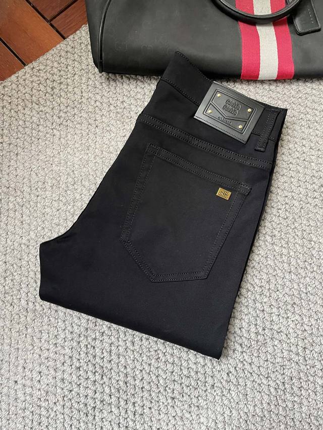 p200 miu 2025春夏高级时装感，超柔牛仔面料 , 洗水牛仔裤。 面料很特殊，超细精仿棉纱混纺，超柔舒适感。 具备牛仔随性感 ,休闲感 ,有轻松感 ,时