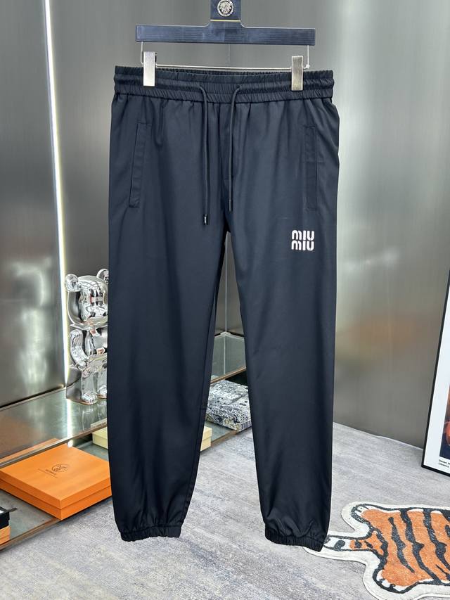 p210 Miumiu 25春夏新品休闲裤 极简运动打造出清爽的摩登Stay！穿上新颖 时髦面料舒服透气，面料不会起球 裤子的车线都是精细。穿着非常舒适 低调不