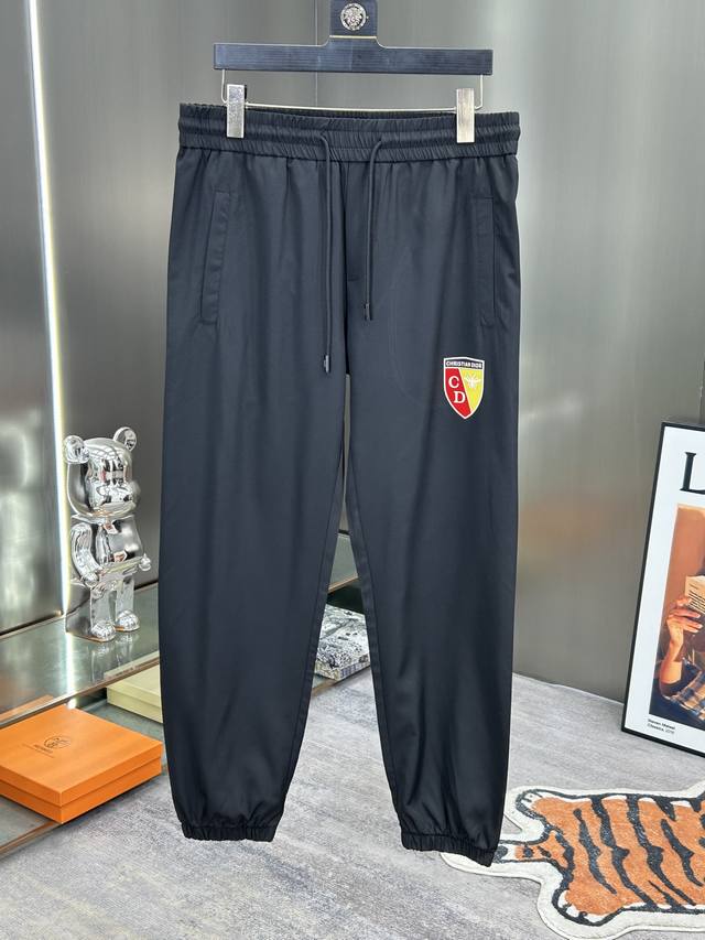 p210 Dior 25春夏新品休闲裤 极简运动打造出清爽的摩登Stay！穿上新颖 时髦面料舒服透气，面料不会起球 裤子的车线都是精细。穿着非常舒适 低调不失奢