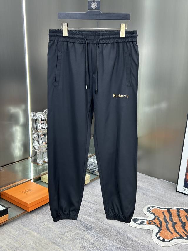 p210 巴宝莉 25春夏新品休闲裤 极简运动打造出清爽的摩登Stay！穿上新颖 时髦面料舒服透气，面料不会起球 裤子的车线都是精细。穿着非常舒适 低调不失奢华