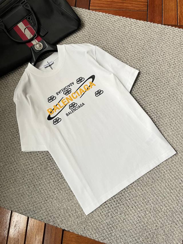 p210 巴黎世家 2025春夏新品短袖 时尚经典圆领短袖 时尚单品设计，更加时尚舒适，高标准定制，上身非常有型，胸前品牌经典Logo 图案 客供辅料，客供进口