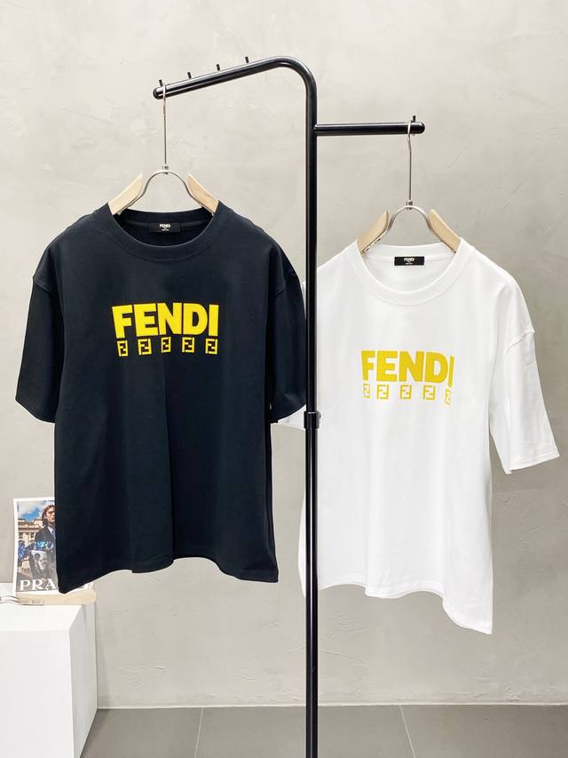 p180。Fendi芬迪独家专供新款原单男士休闲春夏短袖 高端定制 高端版本 时尚百搭爆款进口面料 手感超柔软细腻 穿着亲肤舒适 高端精品 代工厂精细做工 上身