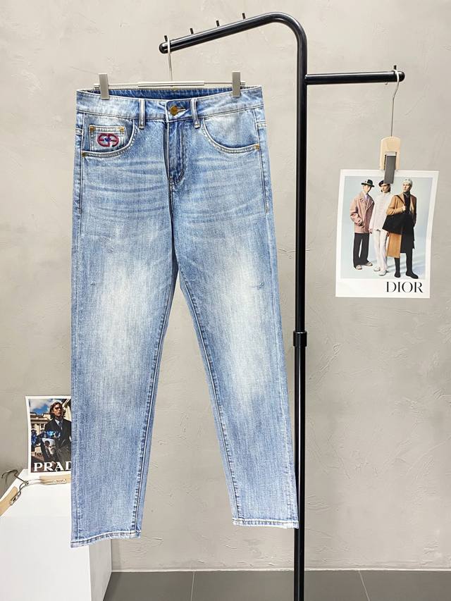 p300。Armani阿玛尼独家专供新款 休闲牛仔裤，高端版本！专柜定制面料 透气舒适度高，细节无可挑剔，品牌元素设计理念，体现高品质。Logo图案，手感细腻柔