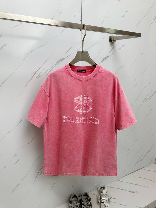 p210 2024春夏新款首发专柜最新款短袖 高端订制 设计前卫时尚！品牌字母Logo重工艺设计 高端定制纯棉面料.手感柔软.穿着舒适.专柜级别精致车线.做工精