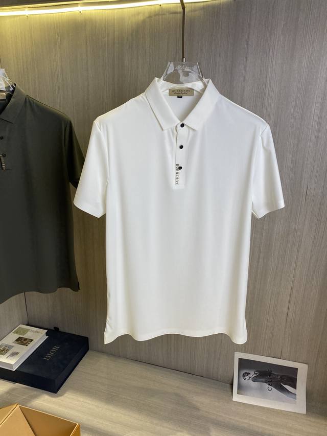 p230 Burberry巴宝莉 2025春夏新款男士翻领短袖商务休闲Polo衫，无痕系列，定制面料， 上身舒适透气亲肤感极佳，满足春夏场景穿着需求。简约休闲款