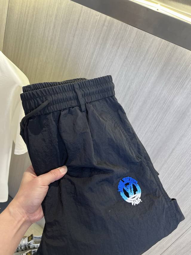 p290 Lv路易威登 酷黑束脚裤 | 街头潮流新宠 裤身的设计，增添了独特的质感，不会过于单调。抽绳束脚的设计，既方便调节，又能展现利落的风格。口袋上那炫彩的