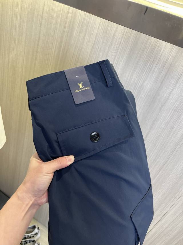 p290 Lv路易威登 藏蓝工装裤 | 时髦与实用的双重奏深邃的藏蓝色，既显气质又百搭。利落的直筒版型，不挑身材，穿着舒适自在。 两侧大大的工装口袋，实用属性拉