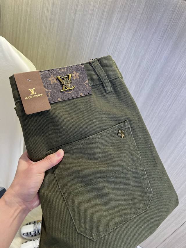p320 Lv路易威登 【宽松直筒】橄榄绿工装牛仔裤 | 酷帅与实用并存 这条橄榄绿工装裤太可了！经典的军绿色，充满了复古与酷帅感。多个口袋的设计，不仅增加了实