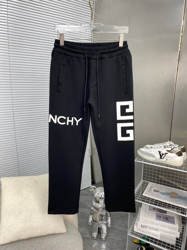 p250 Givenchy纪梵希 新款来袭 2025春夏新款直筒休闲裤，版型微阔，进口高密度定制面料，舒适柔软亲肤，笔挺不易起皱，简单明了，超级百搭上身效果超级