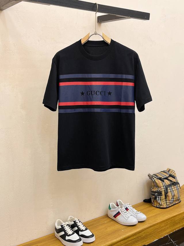 p200 Gucc1* 顶级版本 2024秋冬新品加厚290克短袖 火爆上市啦 定制顶级优选洗水棉面料 上身舒适度高 专柜同款装饰 轻奢内敛低调奢华 内搭外穿轻