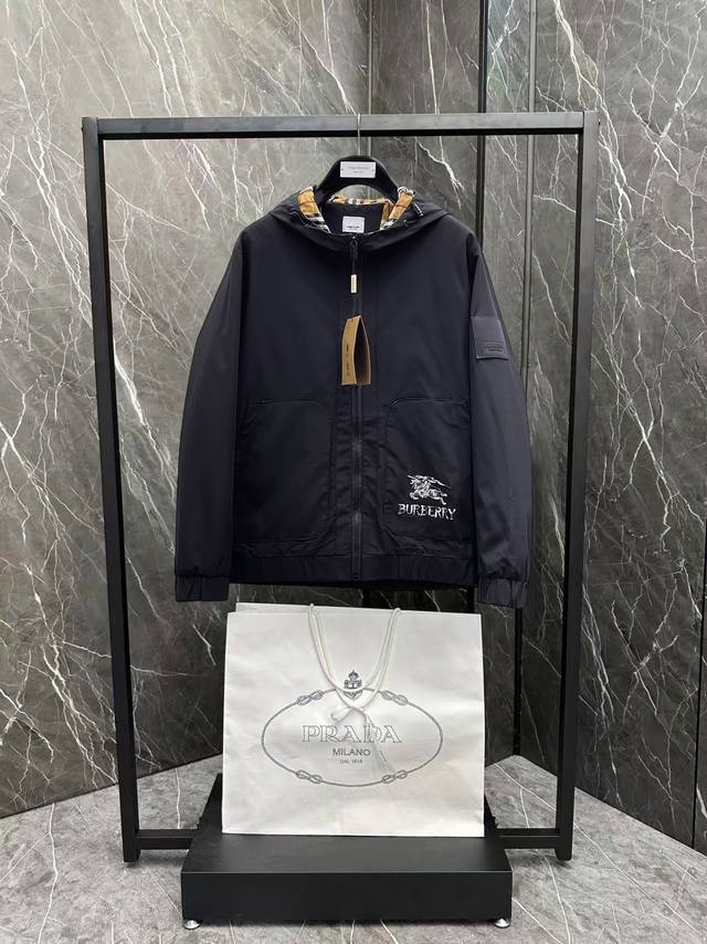 P460 巴宝莉 官网同款，三标齐全，提前发售 2025Ss开春新款男士夹克外套，原单三标齐全高端版本 专柜定制面料 透气舒适度高，细节无可挑剔，品牌元素设计理