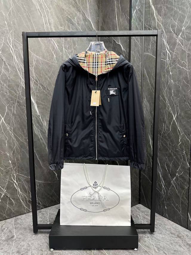 P380 巴宝莉 官网同款，三标齐全，提前发售 2025Ss开春新款男士双面穿夹克外套，原单三标齐全高端版本 专柜定制面料 透气舒适度高，细节无可挑剔，品牌元素